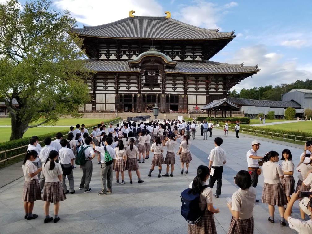 大仏殿の前で