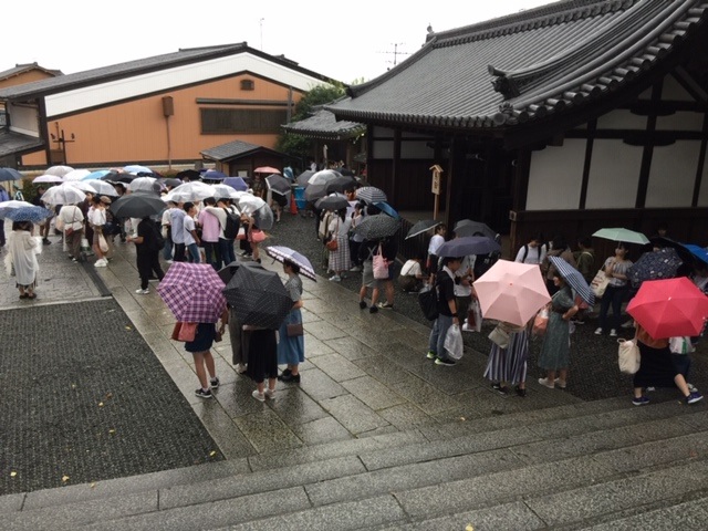 雨の清水にて